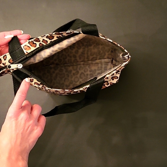 NWOT Leopard Vinyl Mid-sized Tote/Lunch Bag! - Picture 6 of 10